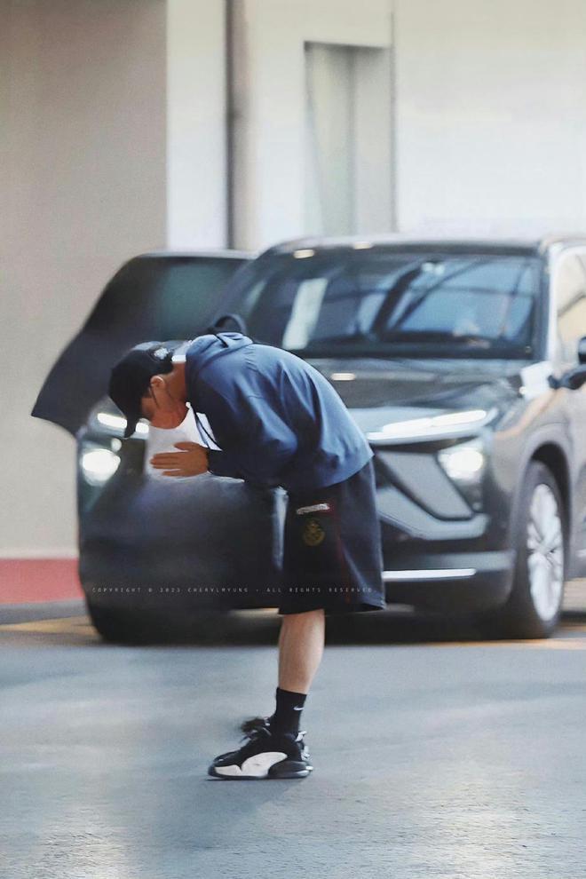 李易峰回老家约好友打球，暴瘦至100斤身体惹担忧，瘦成皮包骨