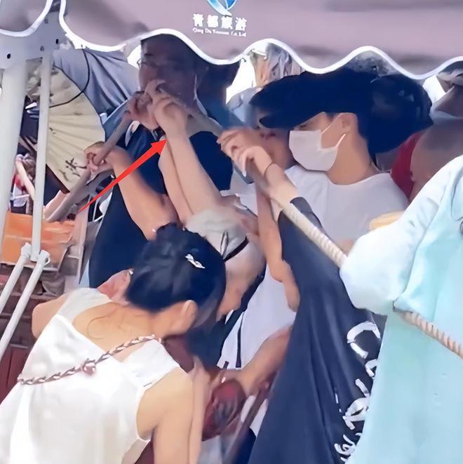 李易峰回老家约好友打球，暴瘦至100斤身体惹担忧，瘦成皮包骨