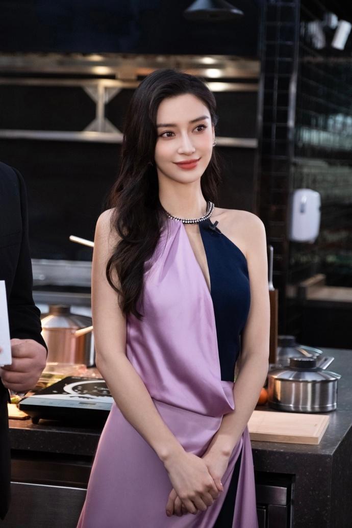 离开黄晓明一年多，baby穿山寨礼服出圈，处境尴尬资源降级明显