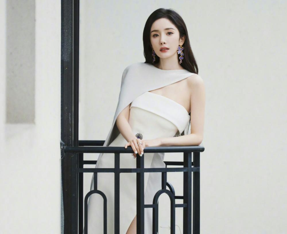 离开黄晓明一年多，baby穿山寨礼服出圈，处境尴尬资源降级明显