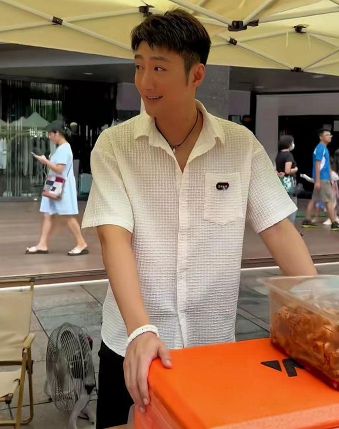 知名港星广东摆摊卖鸡爪！忙前忙后接地气，已在当地买下2套房