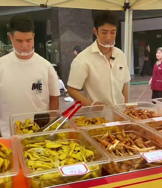 知名港星广东摆摊卖鸡爪！忙前忙后接地气，已在当地买下2套房