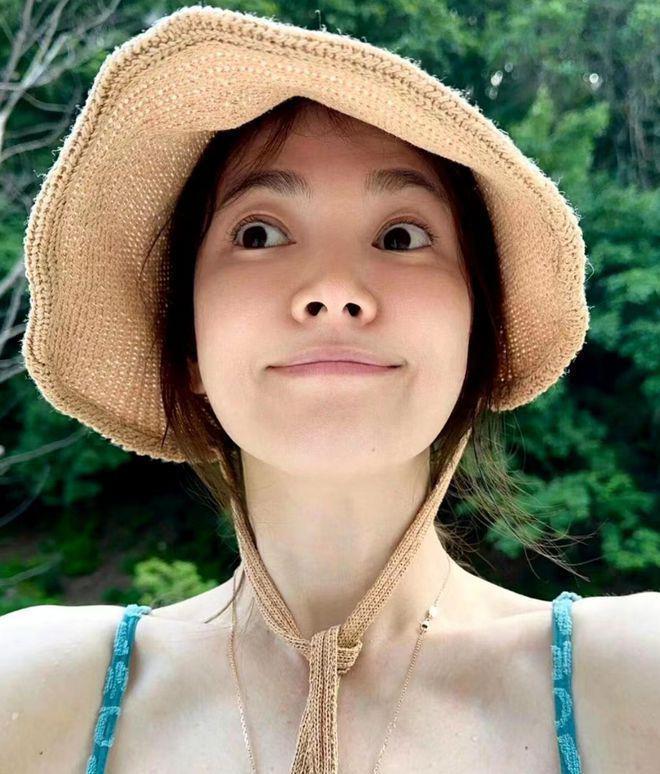 宋慧乔晒度假照：素颜怼脸拍好甜美，造型让网友梦回《浪漫满屋》
