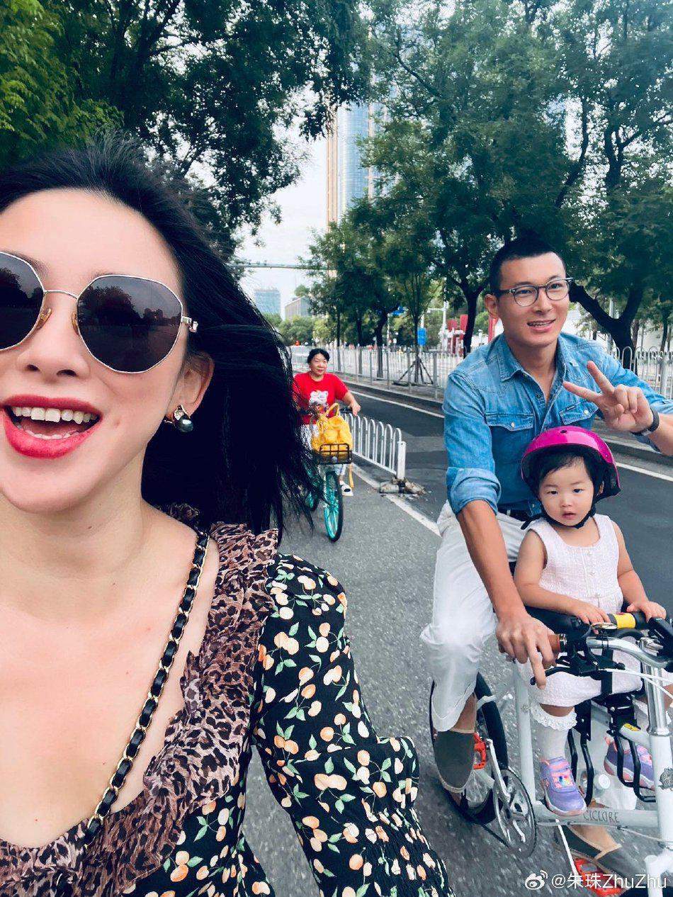 朱珠和老公带女儿在北京街头夜骑 王珠宝带着头盔好可爱