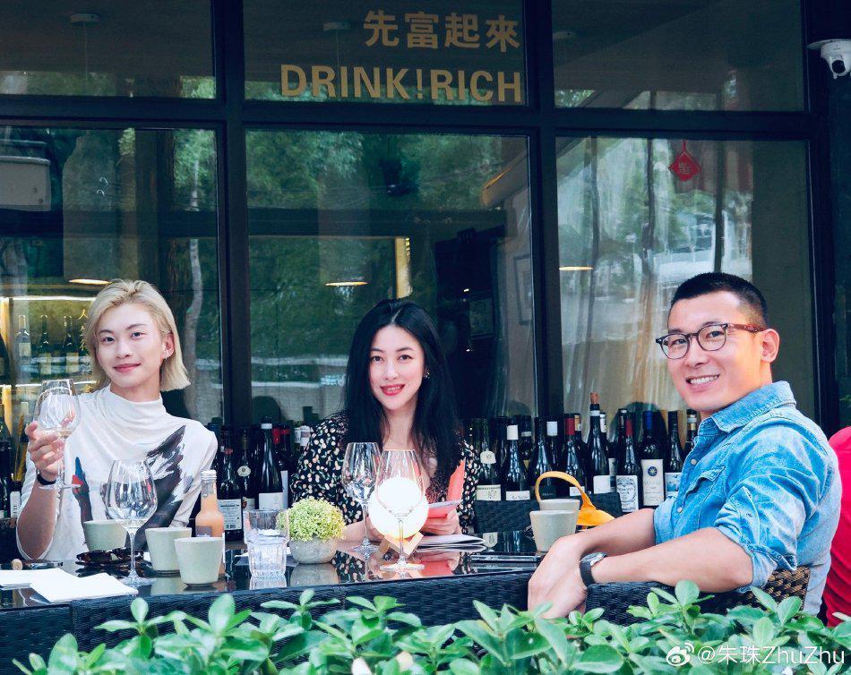 朱珠和老公带女儿在北京街头夜骑 王珠宝带着头盔好可爱