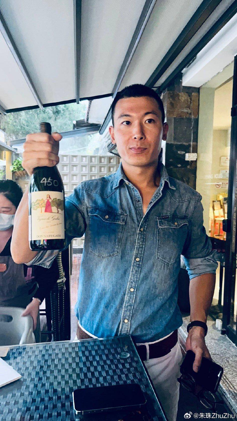 朱珠和老公带女儿在北京街头夜骑 王珠宝带着头盔好可爱