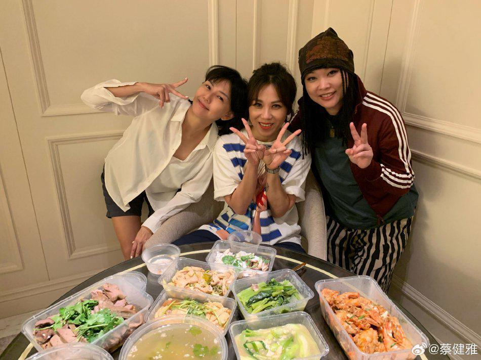 天后世纪合照！孙燕姿梁静茹蔡健雅许美静聚餐开心比耶