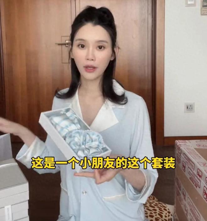 奚梦瑶上课带娃两不误，3岁何广燊和妹妹同框，兄妹俩好乖好可爱