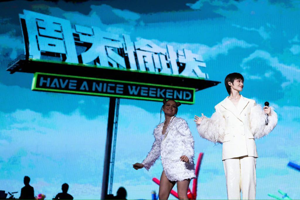 李宇春演唱会造型独特 白羽毛西装吸睛