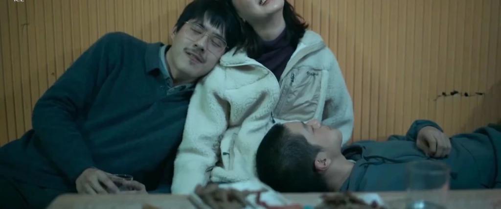 这顶流三角恋，被全网骂惨了