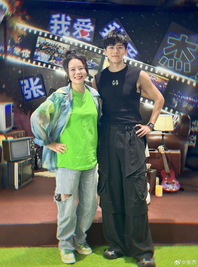张杰鸟巢演唱会完美收官 晒与姚晨赵丽颖杨迪等合影