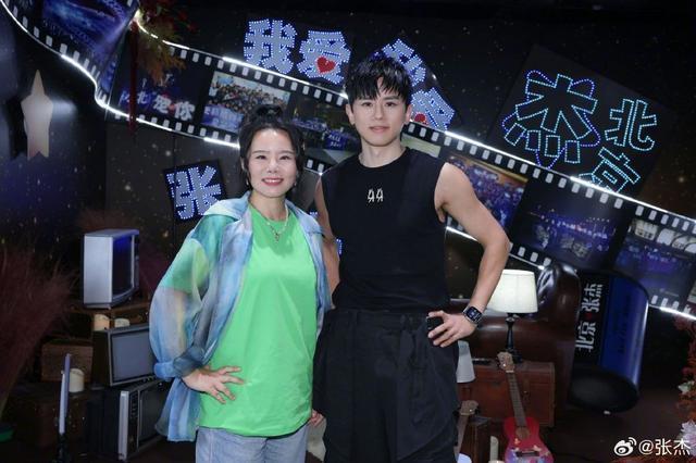 张杰鸟巢演唱会完美收官 晒与姚晨赵丽颖杨迪等合影