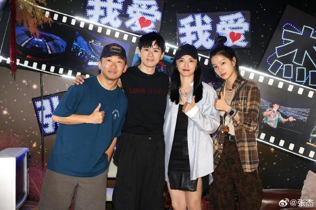 张杰鸟巢演唱会完美收官 晒与姚晨赵丽颖杨迪等合影