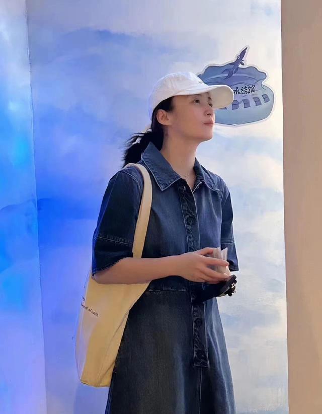 陈建斌一家看展蒋勤勤背布袋素颜惊艳 二胎儿子敦厚似爸