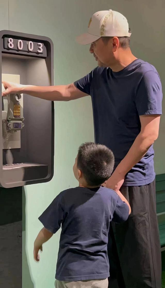 陈建斌一家看展蒋勤勤背布袋素颜惊艳 二胎儿子敦厚似爸