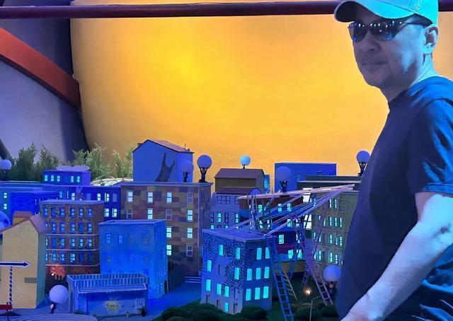 陈建斌一家看展蒋勤勤背布袋素颜惊艳 二胎儿子敦厚似爸