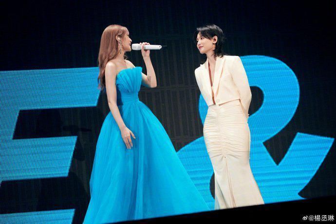姐妹情深 周笔畅杨丞琳演唱会上亲吻拥抱