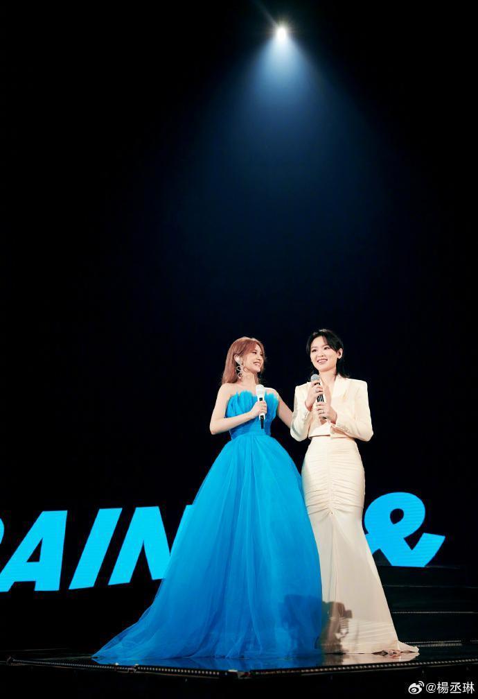 姐妹情深 周笔畅杨丞琳演唱会上亲吻拥抱