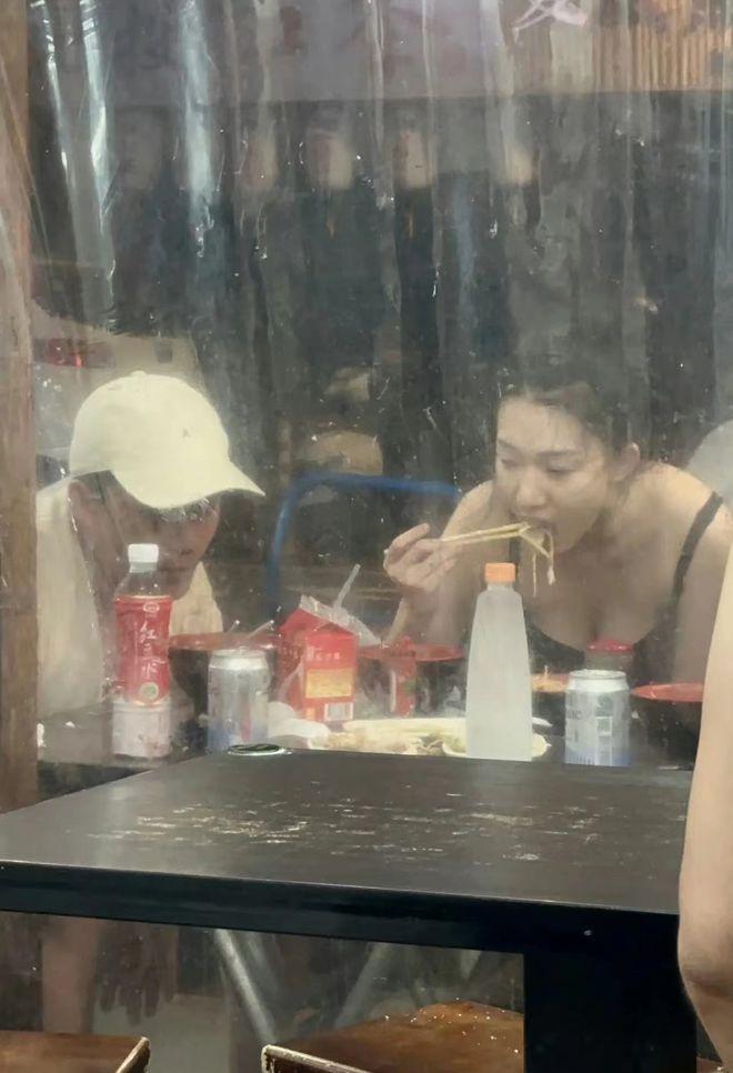 汪小菲疑又交台湾女友！和辣妹亲密吃台北路边摊