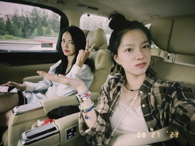 姚晨庄达菲晒车内合照 二人对镜比耶表情搞怪