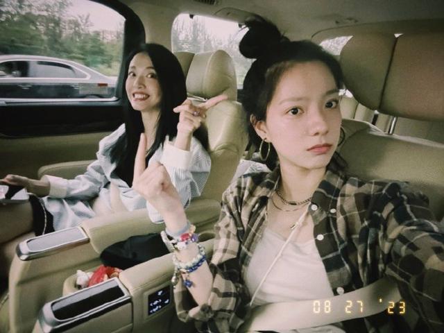 姚晨庄达菲晒车内合照 二人对镜比耶表情搞怪