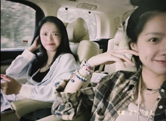 姚晨庄达菲晒车内合照 二人对镜比耶表情搞怪