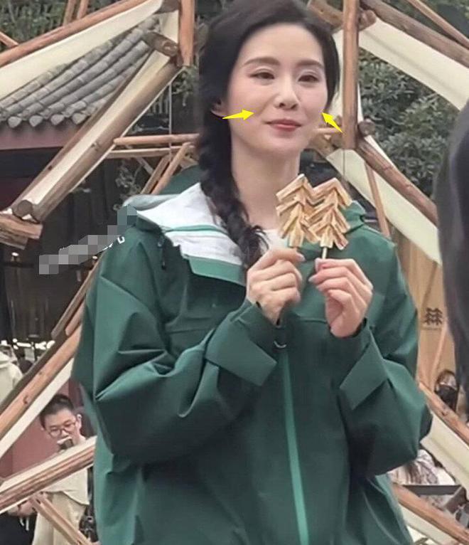 36岁刘诗诗广告状态引争议，生图眼窝凹陷瘦脱相