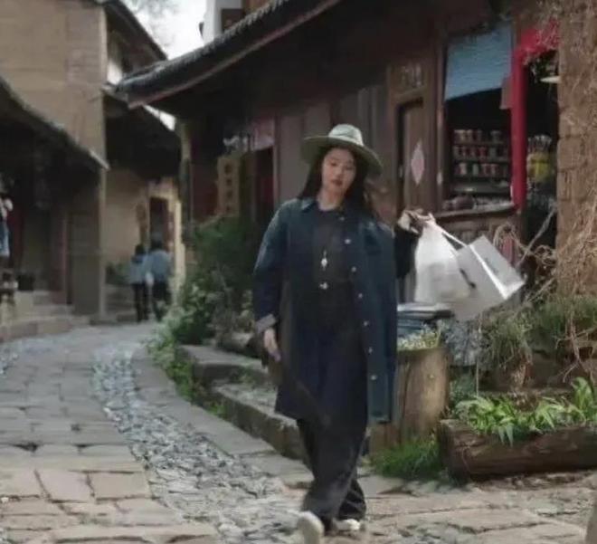 36岁刘诗诗广告状态引争议，生图眼窝凹陷瘦脱相