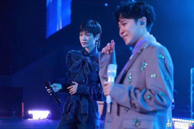 吴青峰晒与李宇春合照 发长文讲述当演唱会嘉宾感受