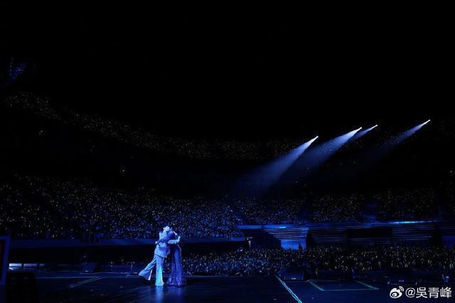 吴青峰晒与李宇春合照 发长文讲述当演唱会嘉宾感受