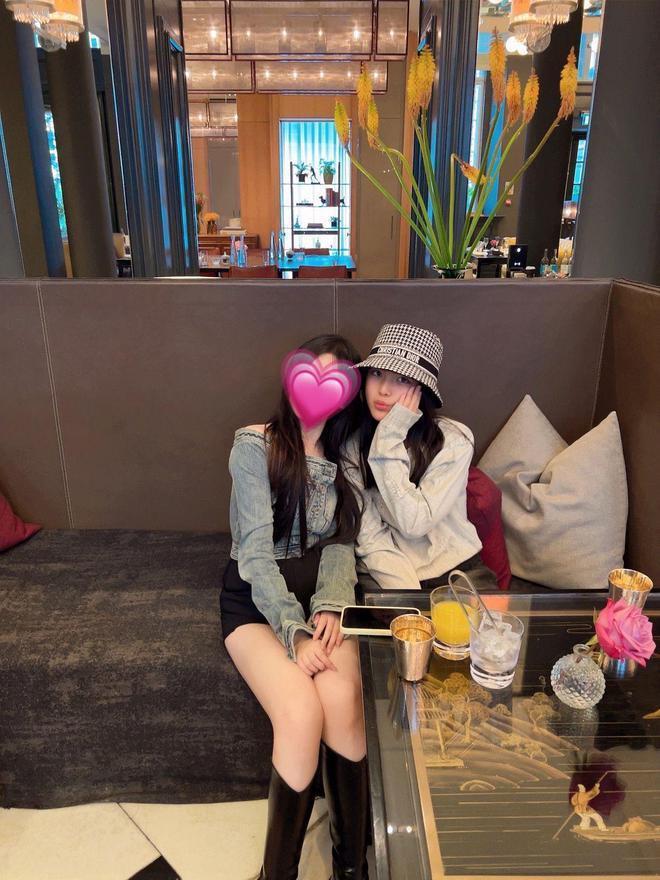 李湘13岁爱女王诗龄晒照又高又瘦 提万元名牌包包