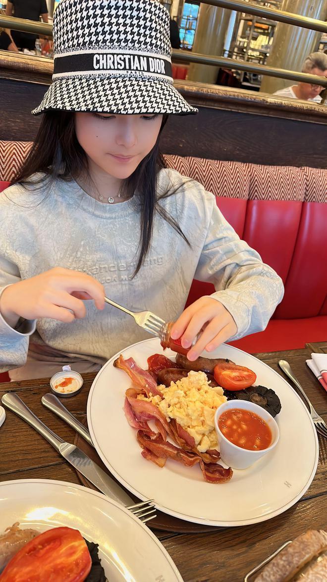 李湘13岁爱女王诗龄晒照又高又瘦 提万元名牌包包