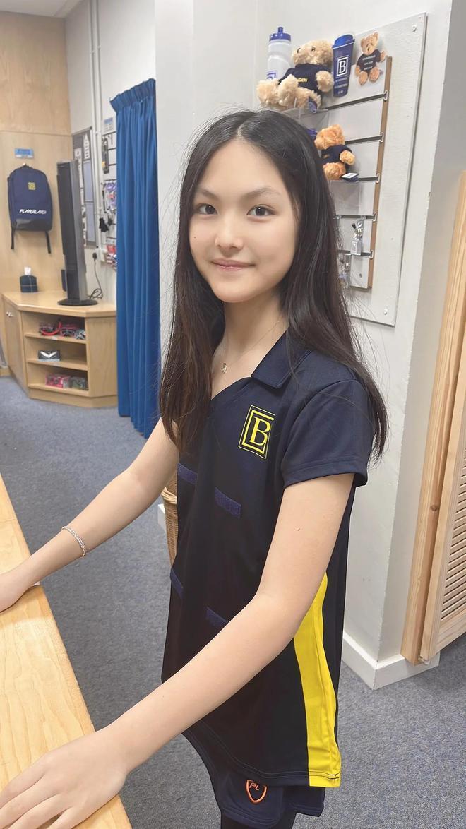 李湘13岁爱女王诗龄晒照又高又瘦 提万元名牌包包