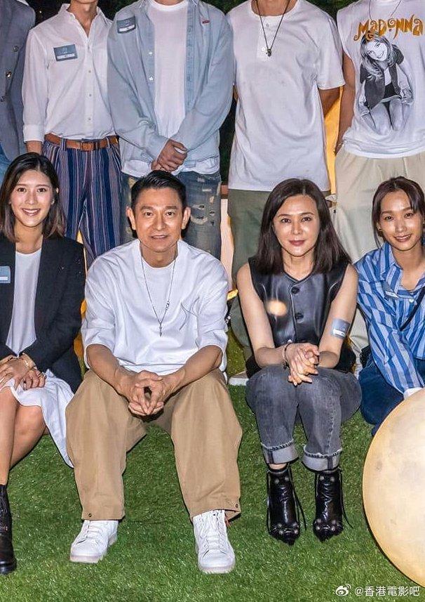 刘德华跨界办艺术展 好友关之琳现身捧场