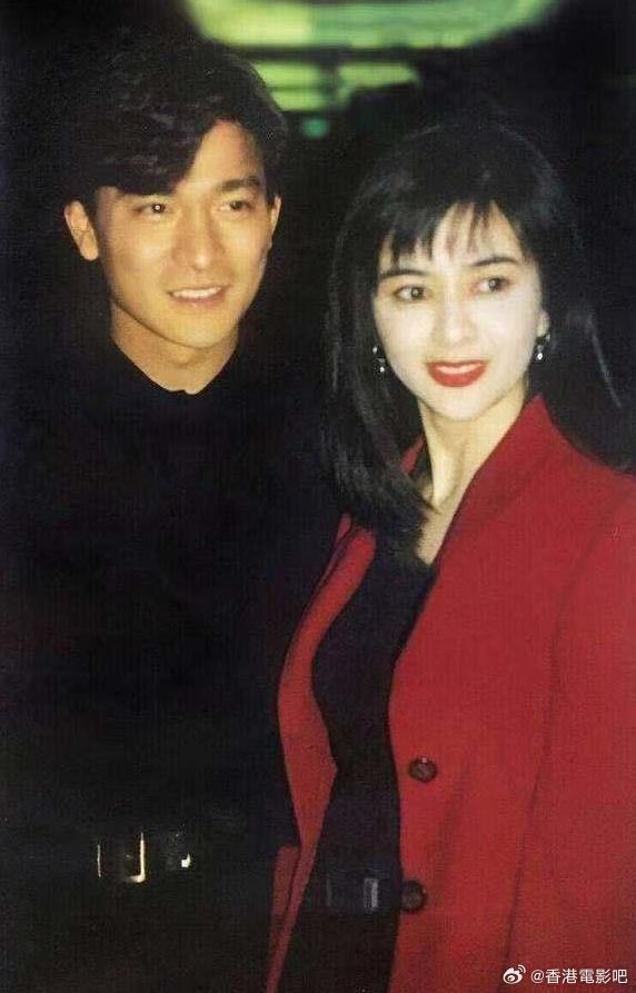 刘德华跨界办艺术展 好友关之琳现身捧场