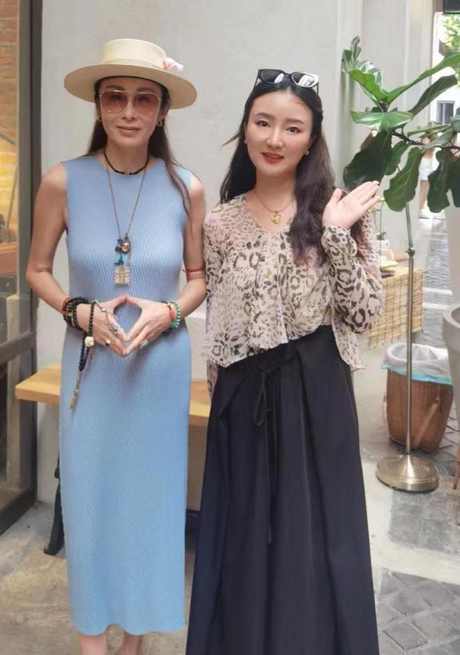 张敏定居泰国清迈！暴瘦至变形老太多，浑身上下十几种配饰