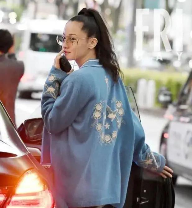 吸毒被捕4年后首次亮相，她离复出不远了？