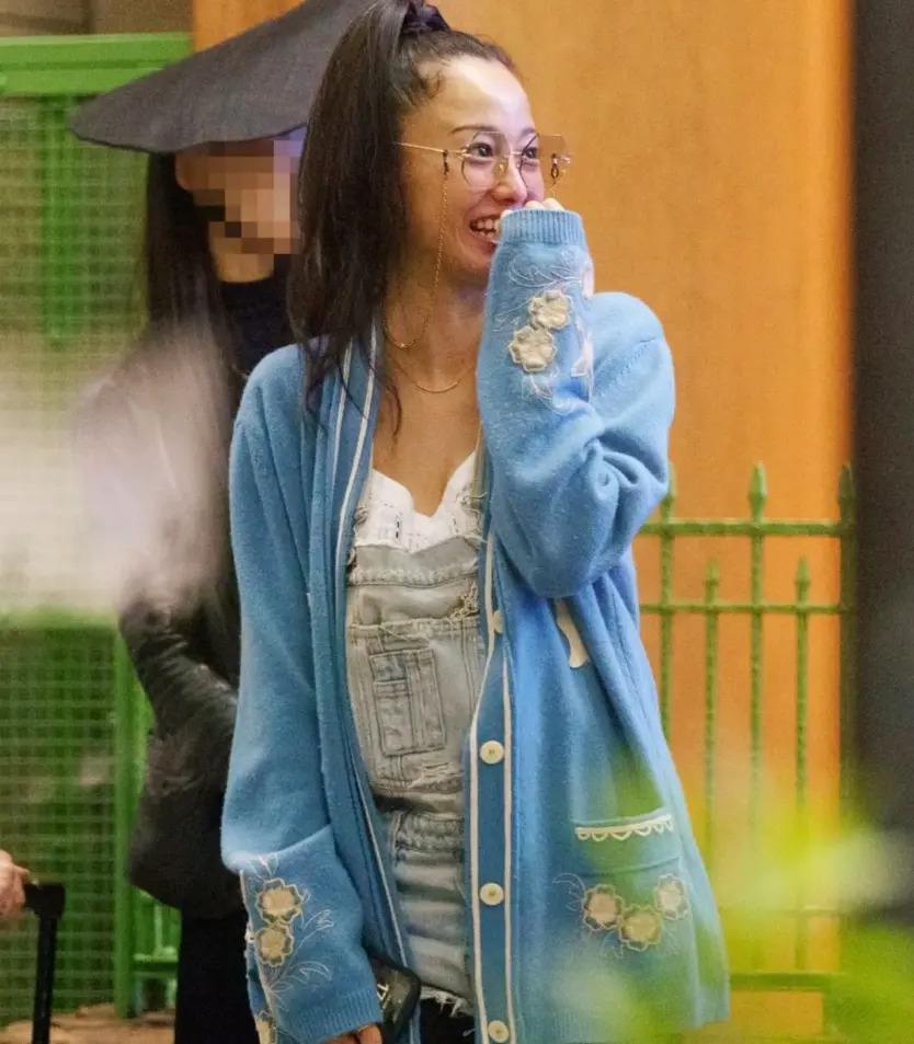 吸毒被捕4年后首次亮相，她离复出不远了？