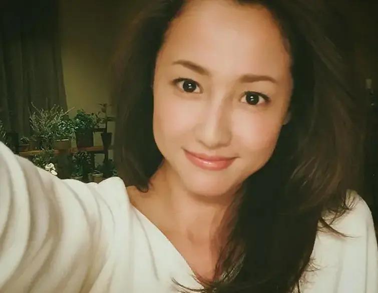 吸毒被捕4年后首次亮相，她离复出不远了？