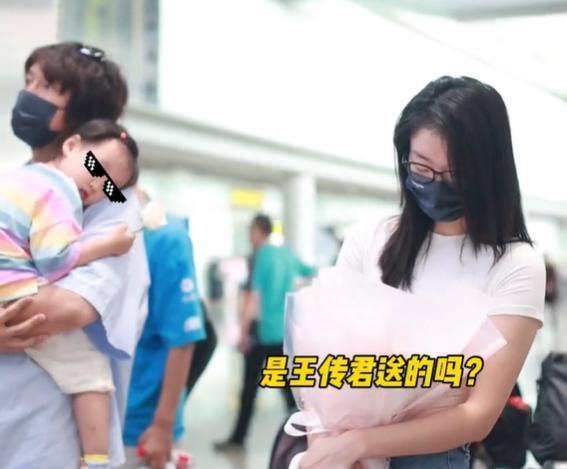 王传君一家三口现身机场！女儿趴爸爸肩头，齐溪甜蜜盯夫