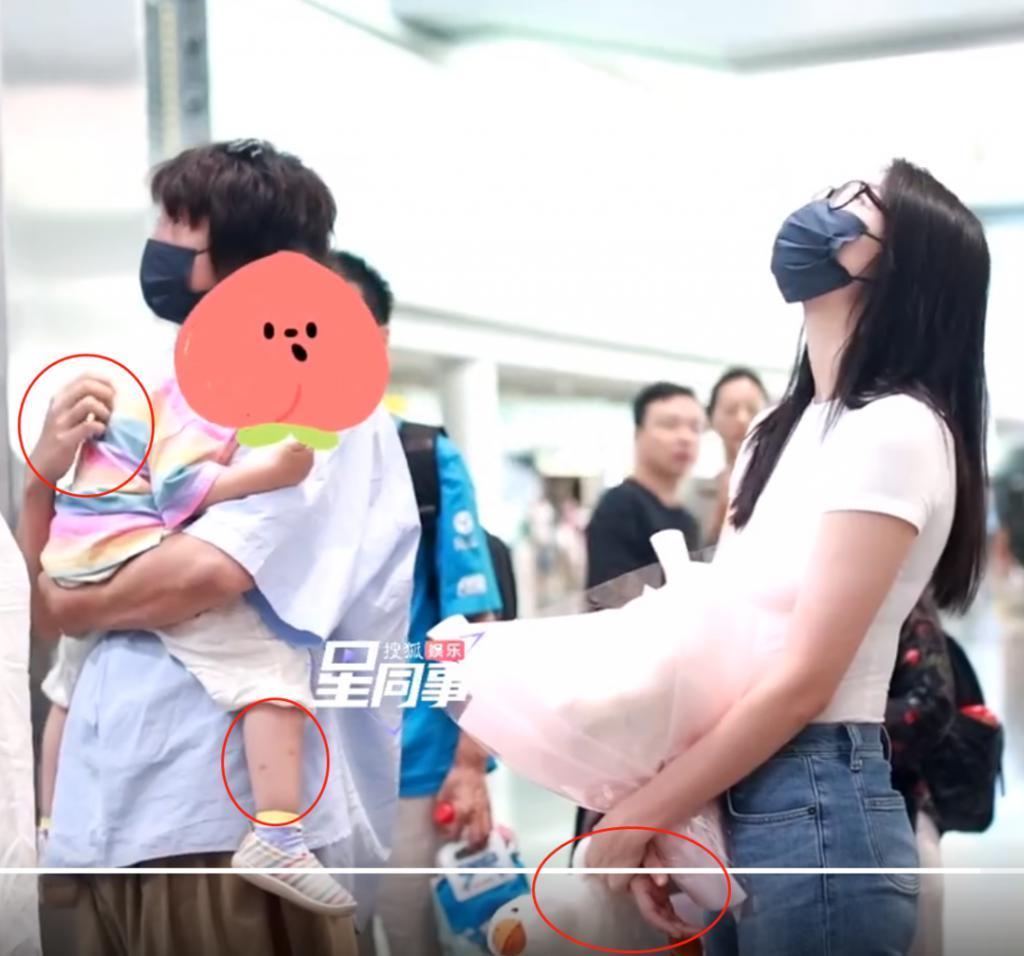 王传君一家三口现身机场！女儿趴爸爸肩头，齐溪甜蜜盯夫