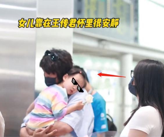 王传君一家三口现身机场！女儿趴爸爸肩头，齐溪甜蜜盯夫