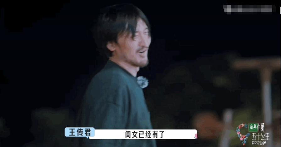 王传君一家三口现身机场！女儿趴爸爸肩头，齐溪甜蜜盯夫