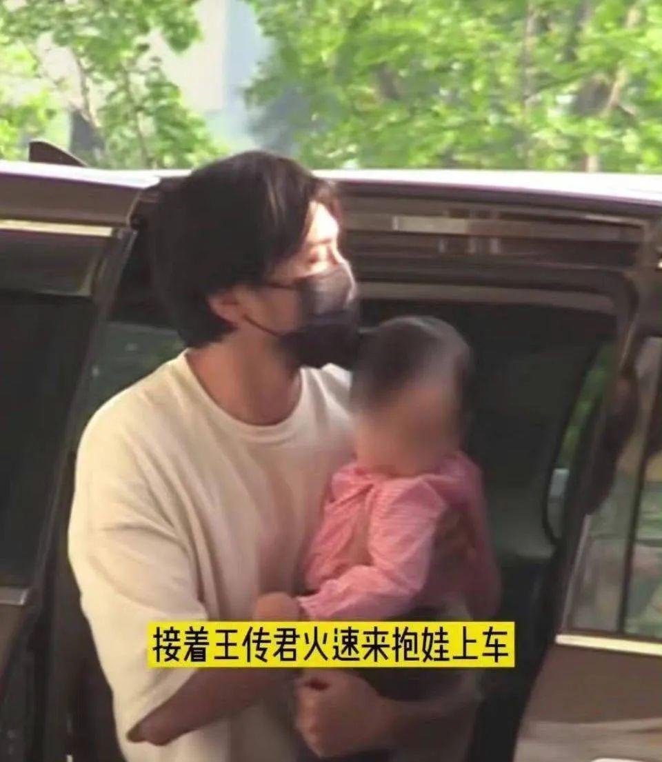 王传君一家三口现身机场！女儿趴爸爸肩头，齐溪甜蜜盯夫