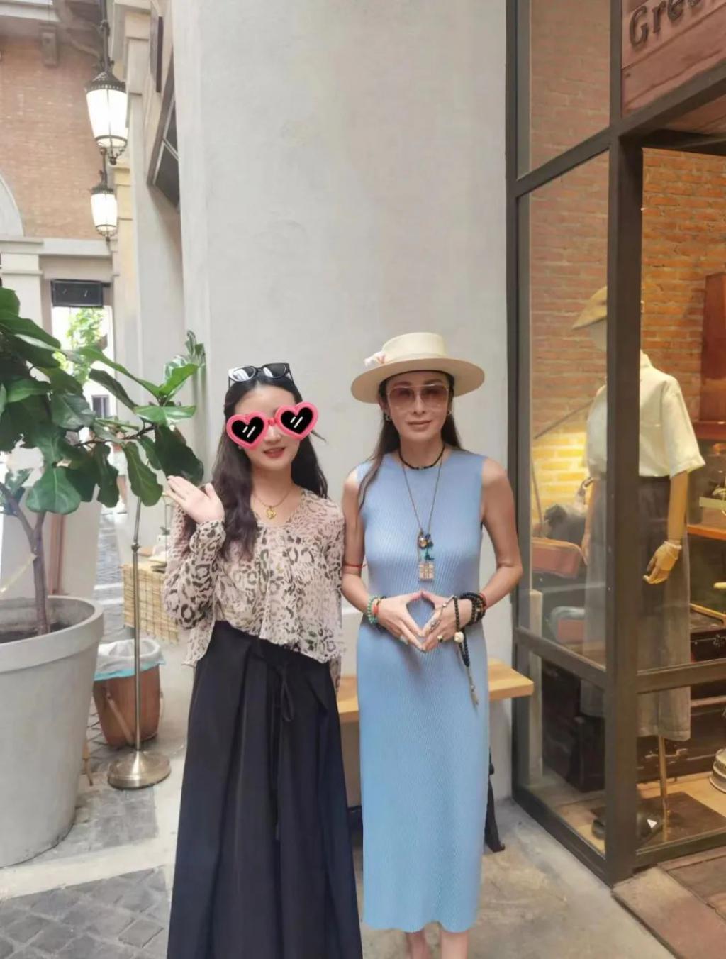 55岁张敏近照曝光，被指只有70多斤，与男友定居泰国