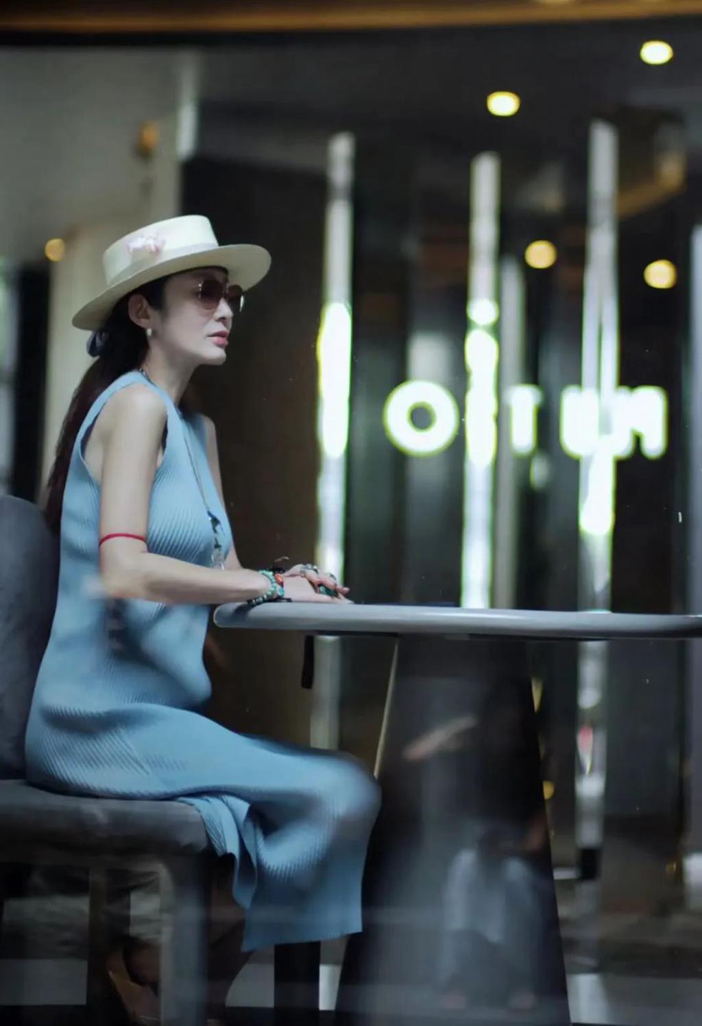 55岁张敏近照曝光，被指只有70多斤，与男友定居泰国