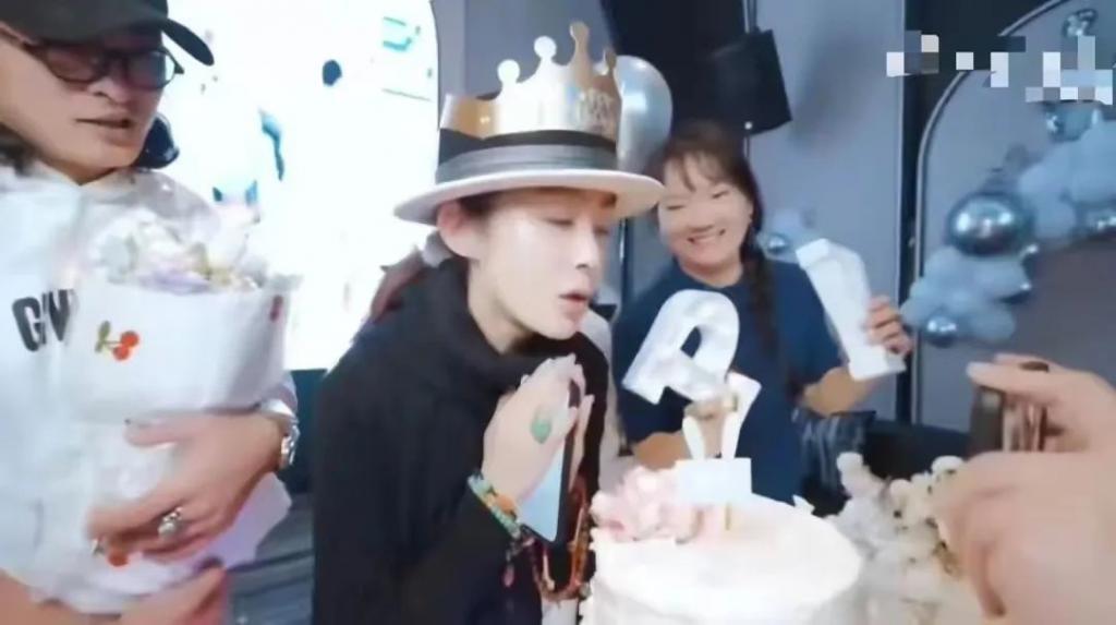 55岁张敏近照曝光，被指只有70多斤，与男友定居泰国