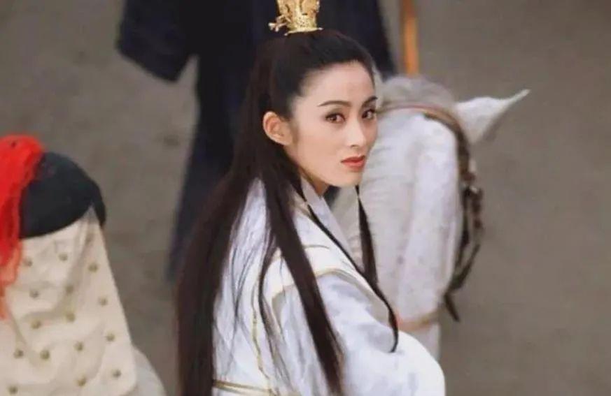 55岁张敏近照曝光，被指只有70多斤，与男友定居泰国