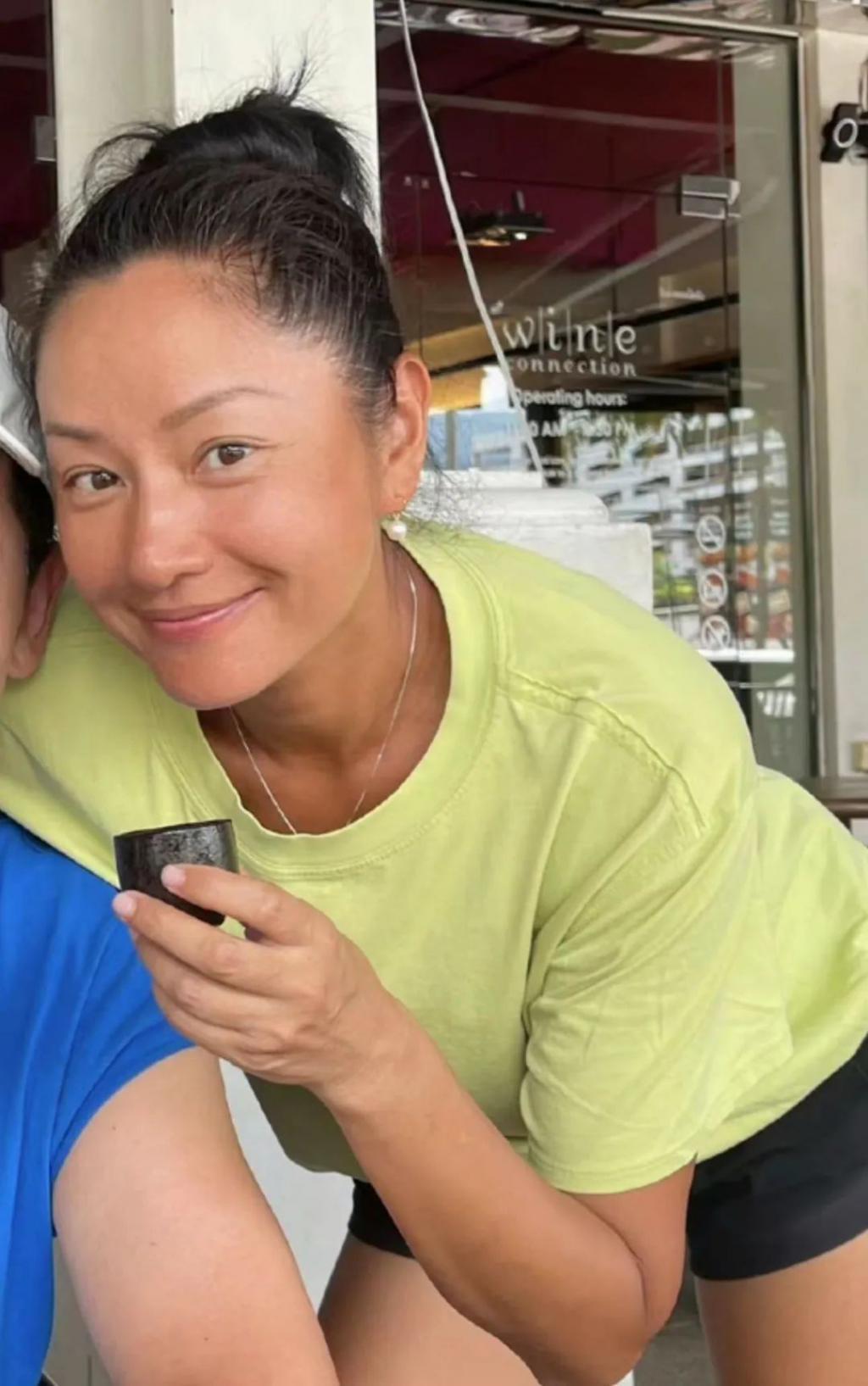 55岁张敏近照曝光，被指只有70多斤，与男友定居泰国