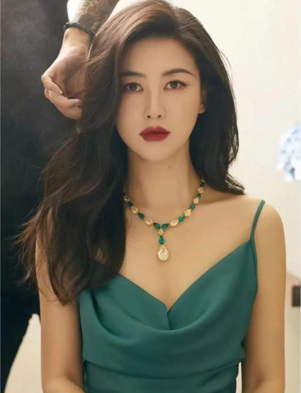 没非过也没丑过，朱珠的美貌和品位太能打了